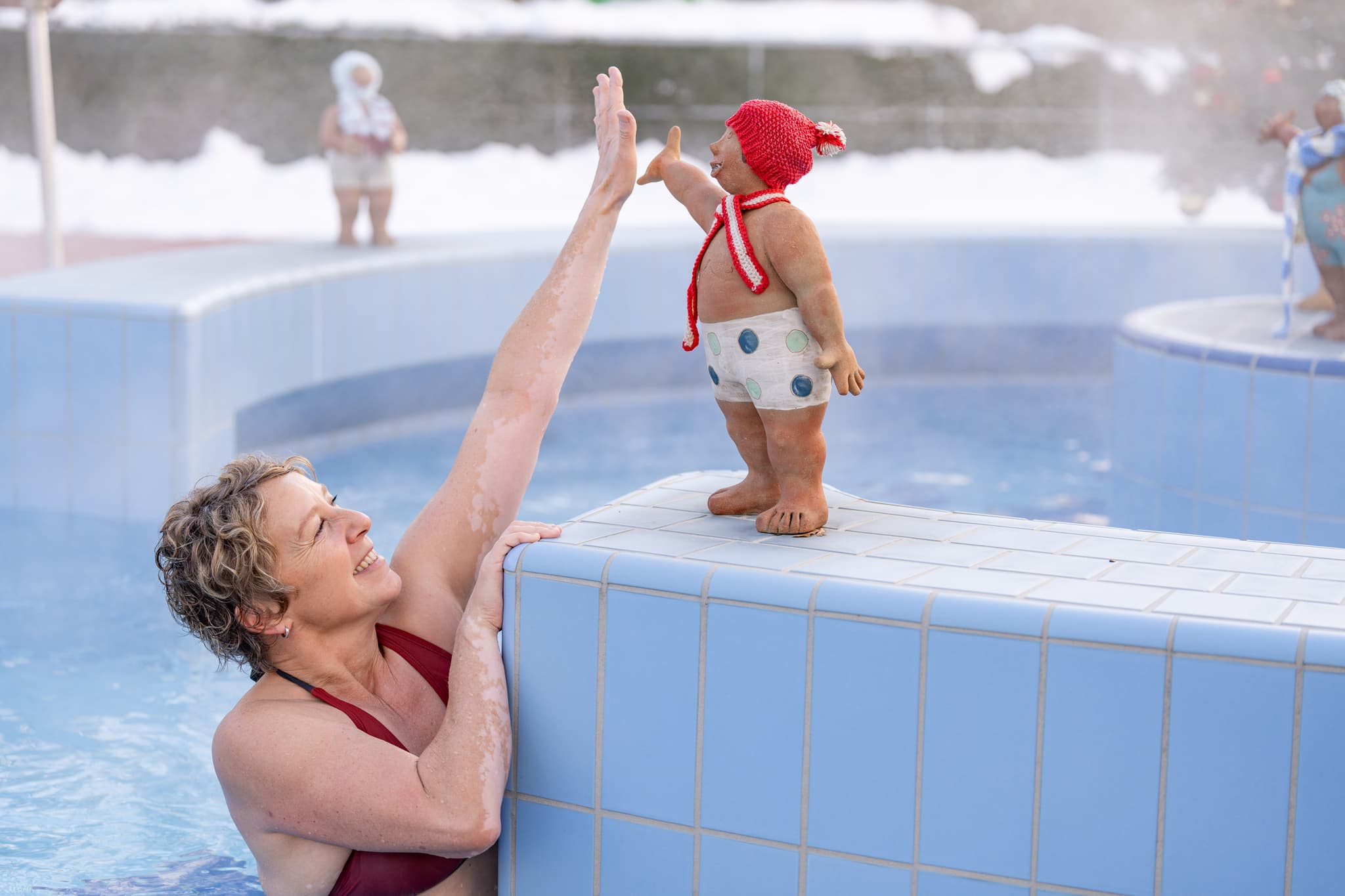 Wohlfühltherme in Bad Griesbach, Landkreis Passau, Niederbayern. Person genießt warmes Wasser im winterlichen Ambiente, Deutschland.