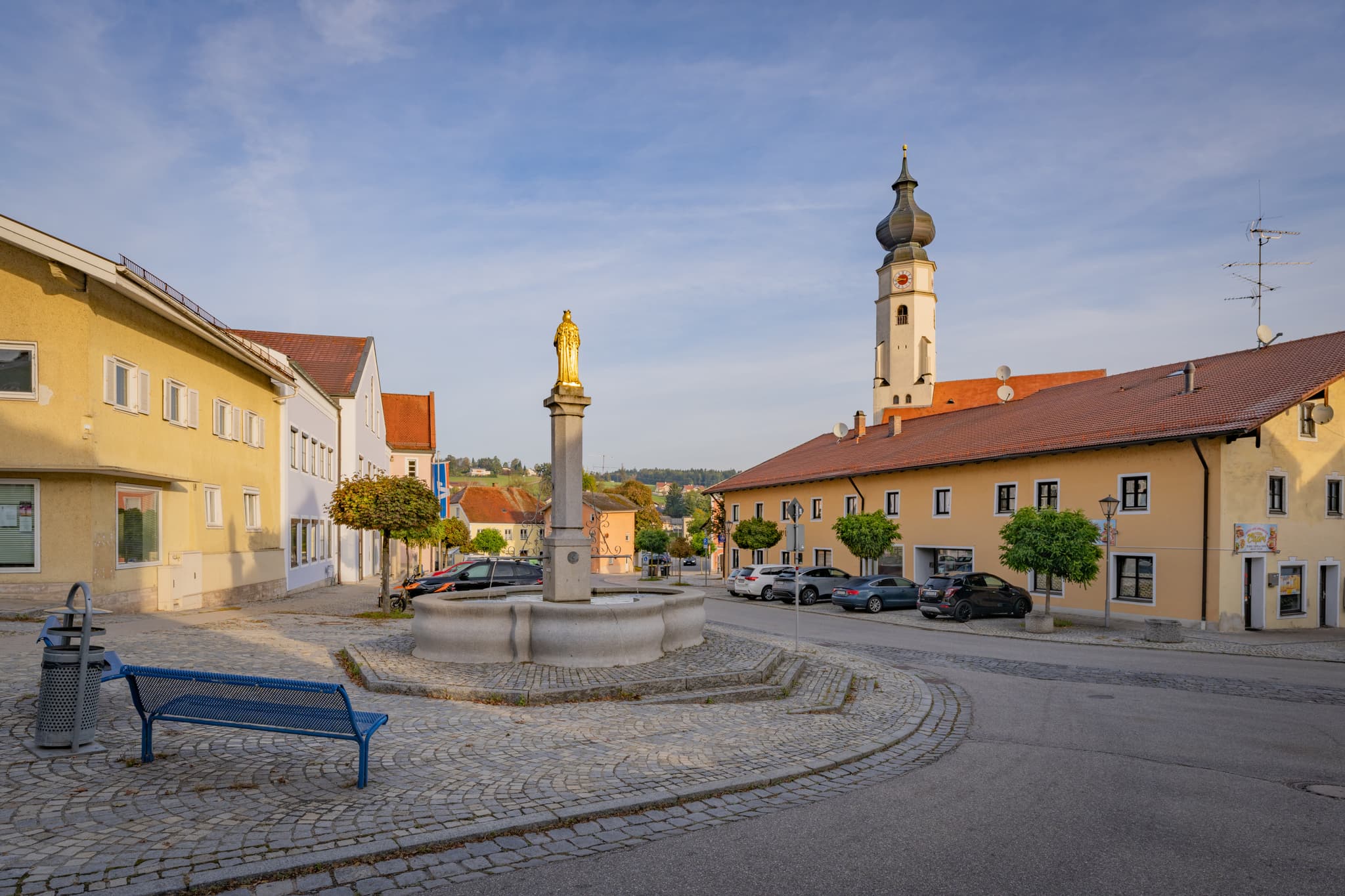 Marktplatz in Triftern, Landkreis Rottal-Inn, Niederbayern, Holzland, Bäderdrieck, Bayern, Deutschland. Bild zeigt den Ortsmittelpunkt mit Brunnen und Kirche.