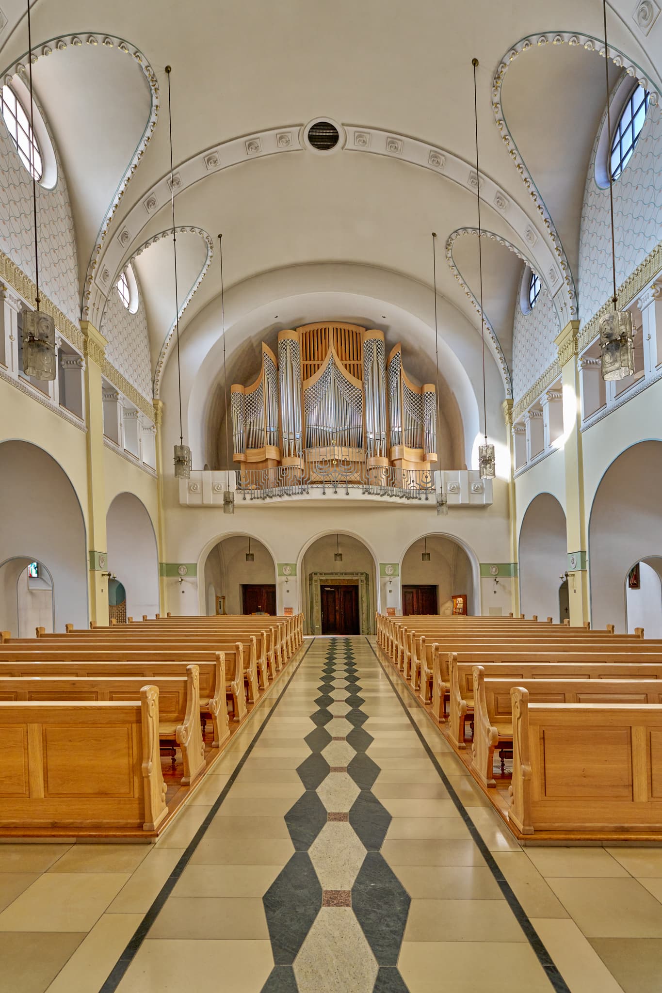 Innenansicht der Abteikirche Schweiklberg in Vislhofen, Landkreis Passau, Niederbayern. Kirchenschiff, Orgel, Bänke und Fliesenboden.