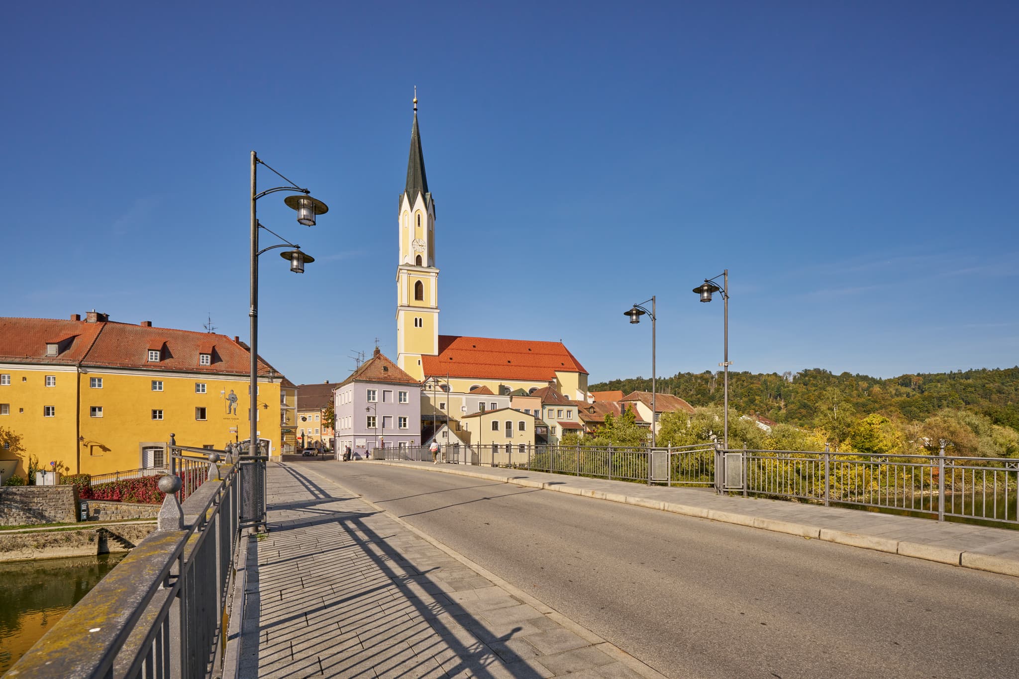 Stadtansicht von Vils, Ortsteil Vilshofen, Landkreis Passau, Niederbayern, Deutschland. Zeigt typische Architektur im Donau-Wald mit Fluss und Kirchturm.