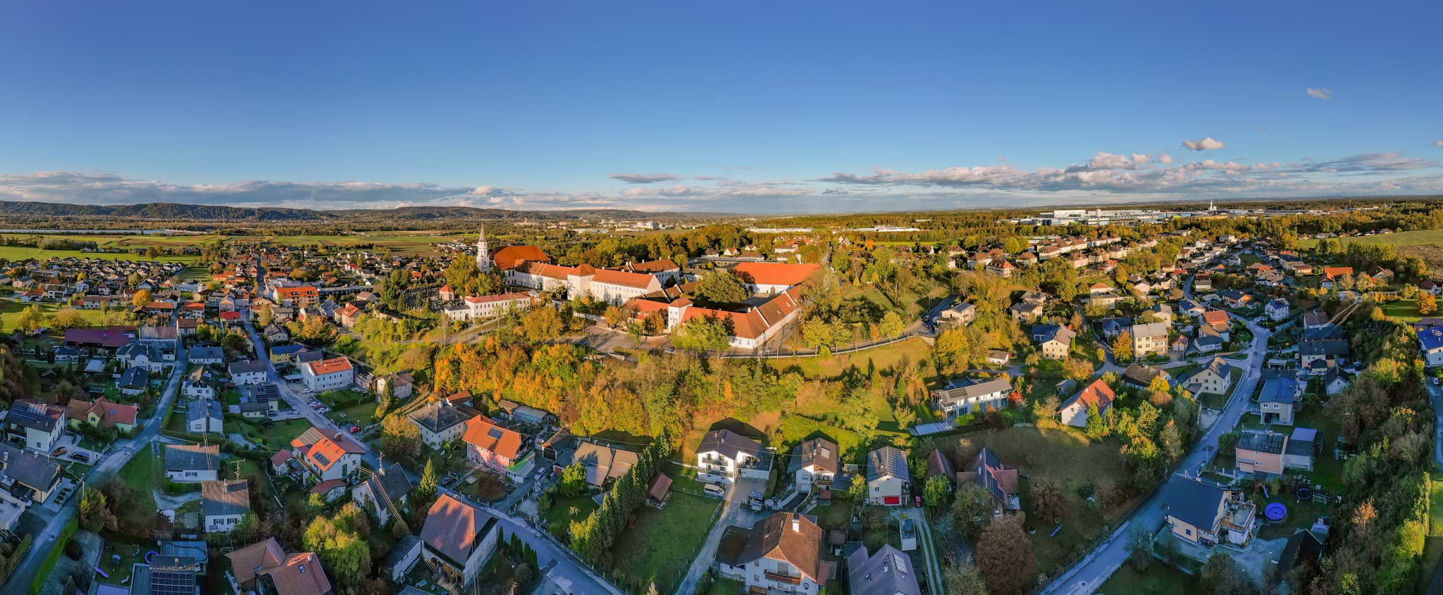 Schloss Ranshofen, Ranshofen, Bezirk Braunau am Inn, Oberösterreich. Ansicht der historischen Anlage im Innviertel, Österreich, an einem sonnigen Herbsttag.
