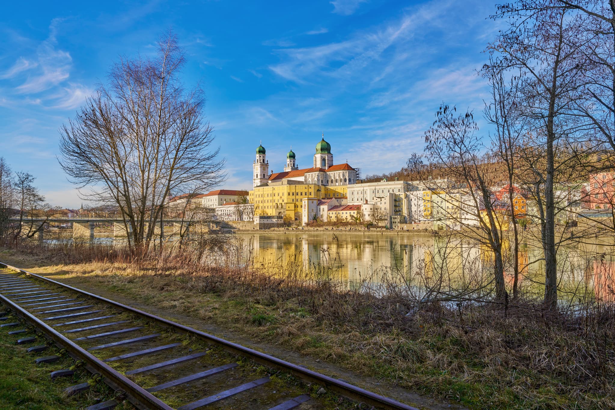 Foto von Innstadt entlang der Bahnlinie am Inn in Passau, Landkreis Passau, Niederbayern, Bayern, Deutschland. Inn-Salzach Region.