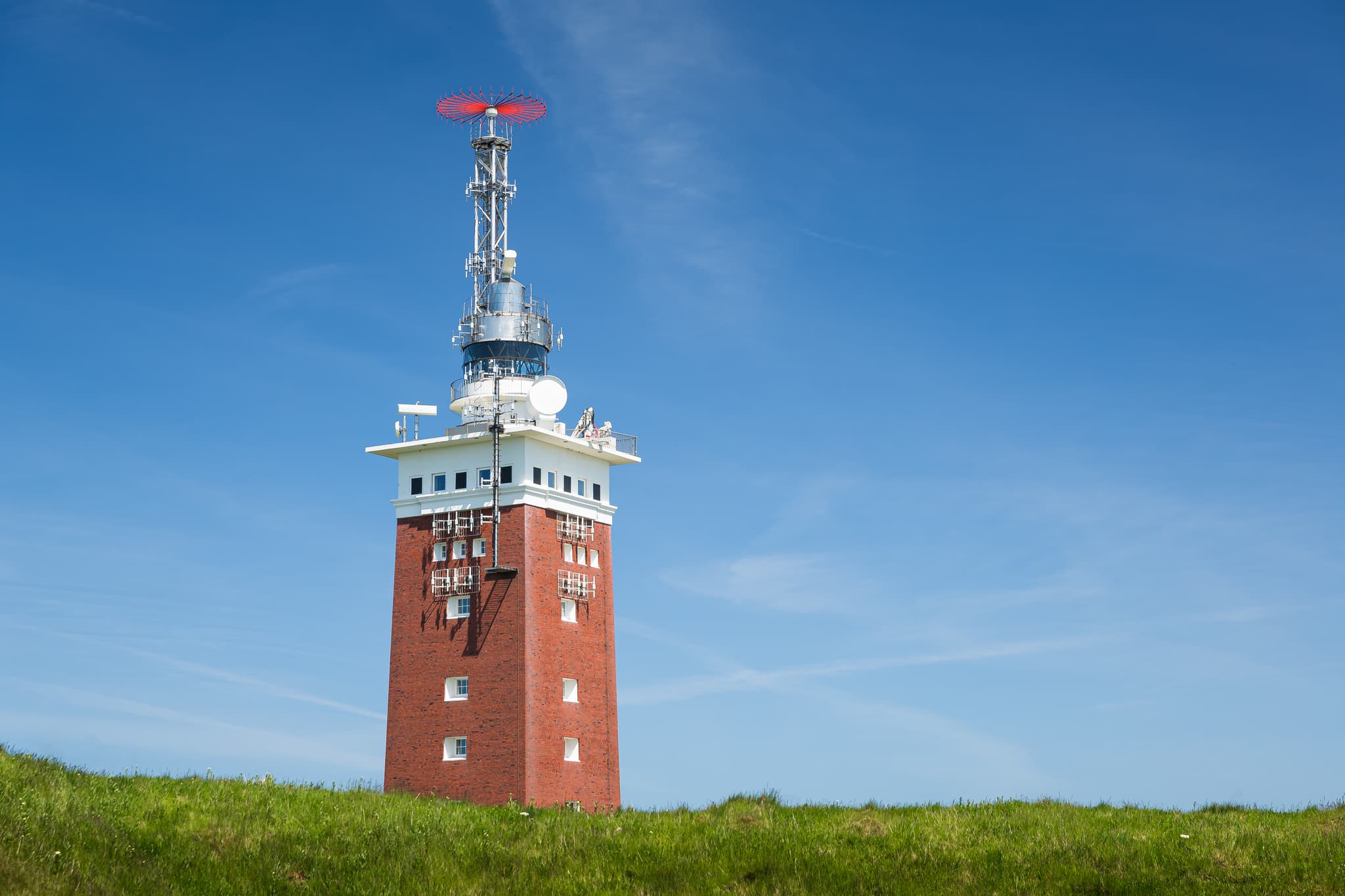 Helgoland Tower, ein Backstein-Leuchtturm auf Helgoland, Kreis Pinneberg an der Nordseeküste in Schleswig-Holstein, Deutschland, unter strahlend blauem Himmel.