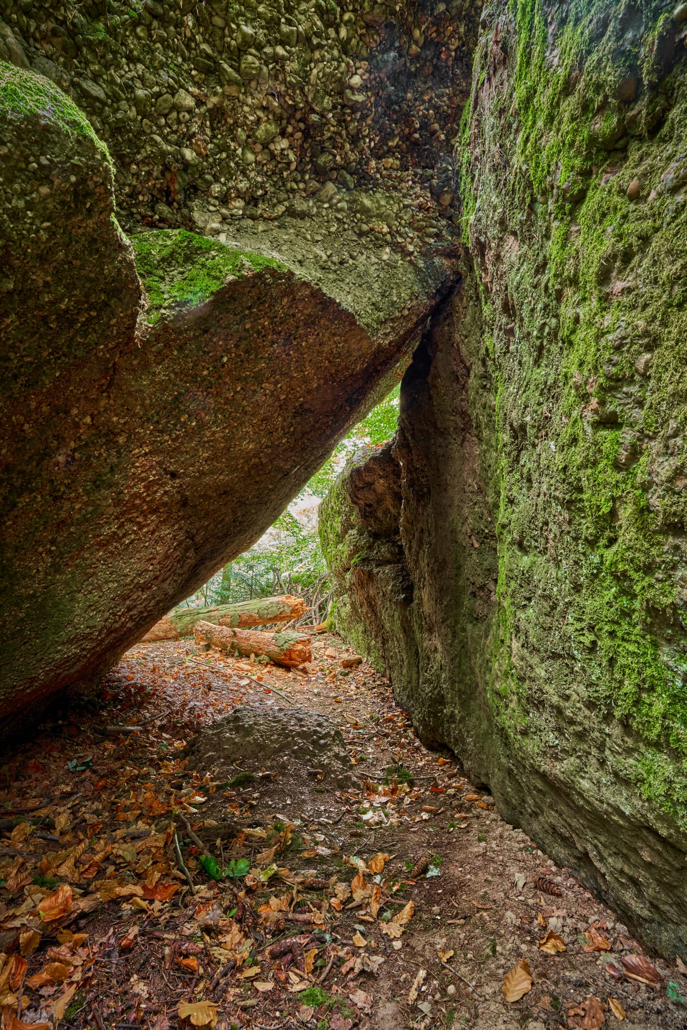 Felsmalereien am Teufelsstein in Bad Griesbach, Landkreis Passau, Niederbayern, Bayern, Deutschland. Das Bild zeigt Details der Felsstrukturen mit Farbreste.