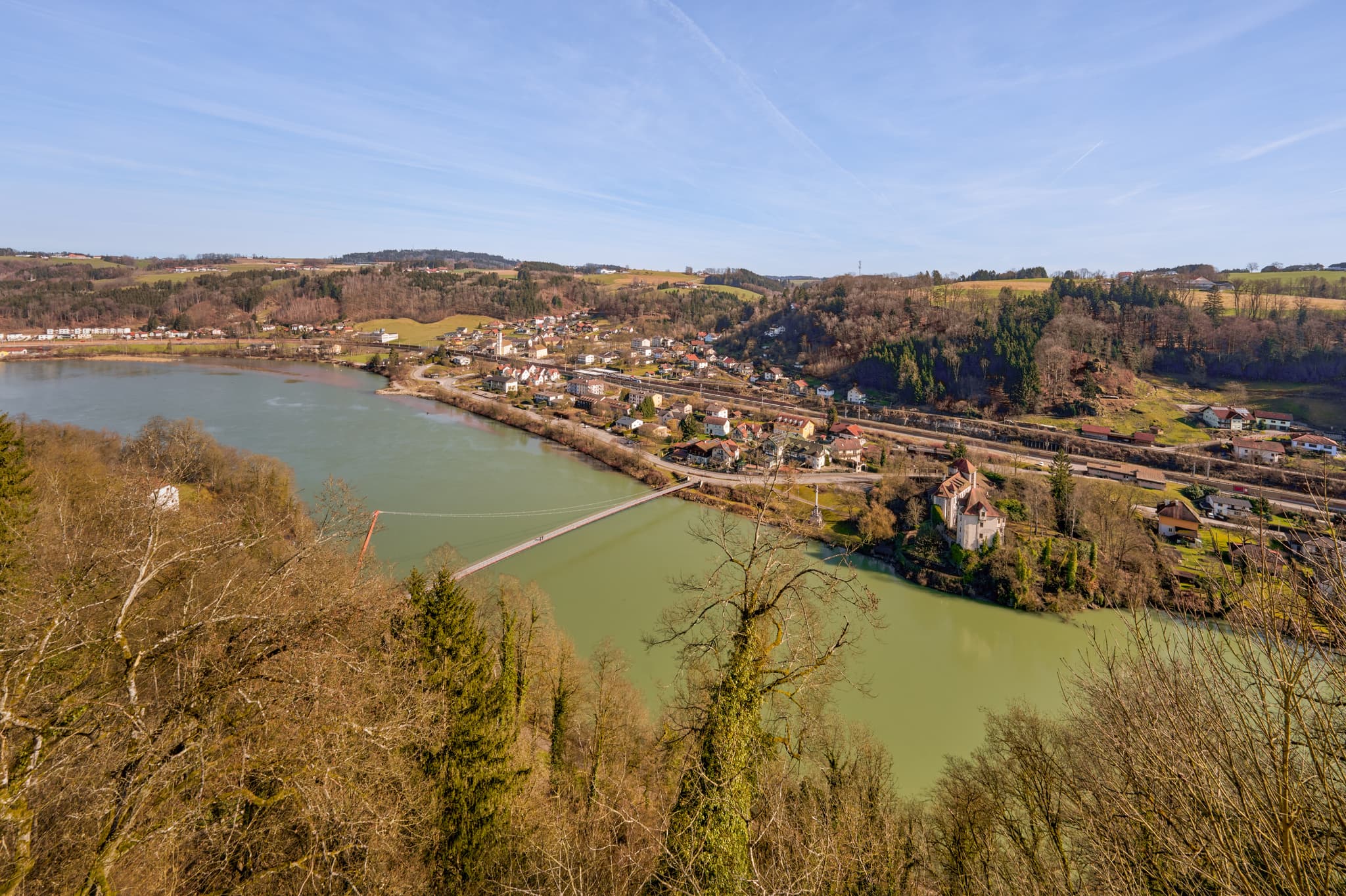 Schloss Neuburg am Inn Aussicht, Landkreis Passau, Niederbayern, Donau-Wald Region. Blick über den Inn nach Wernstein.
