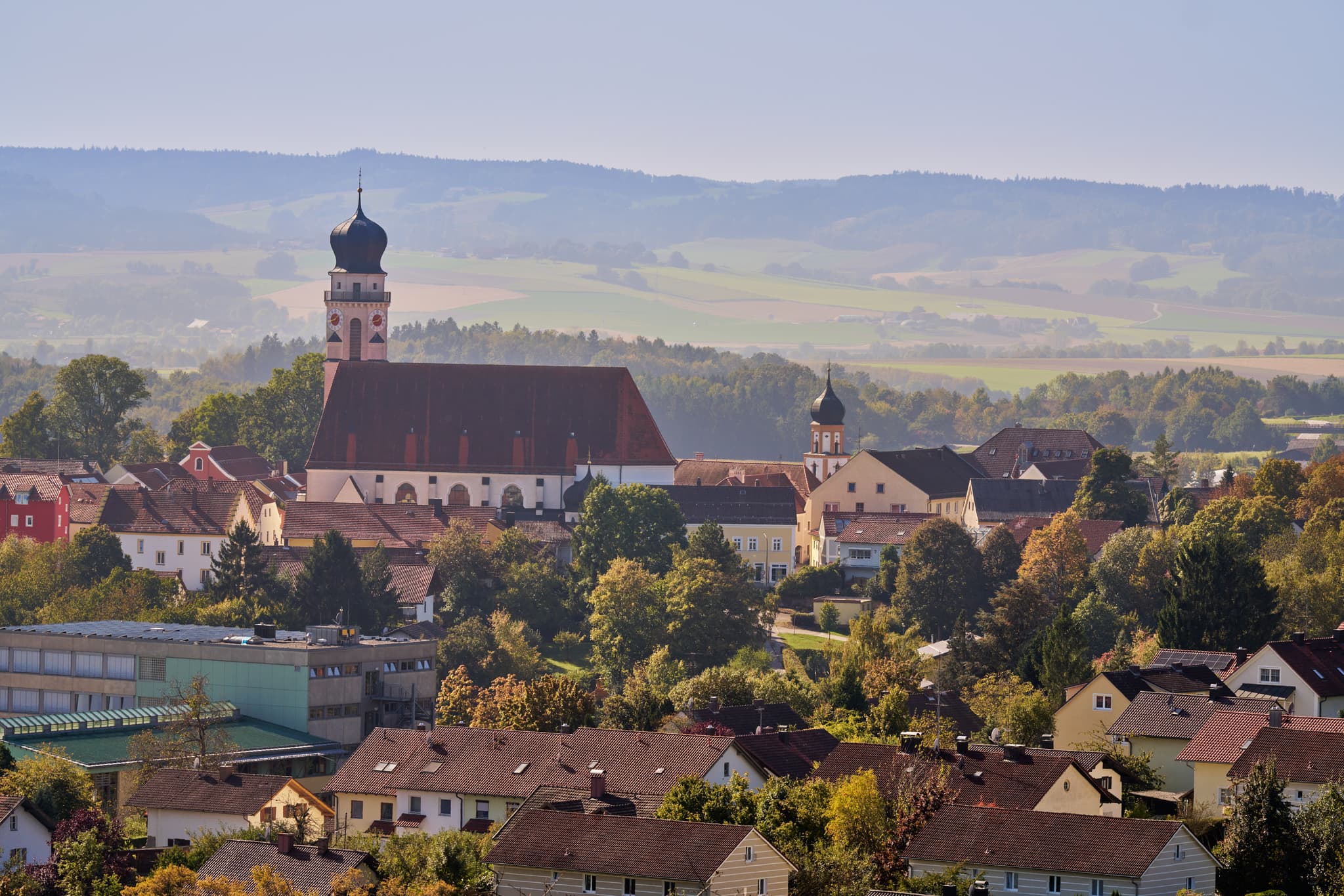 Landschaftsansicht von Bad Griesbach, Stadt im Landkreis Passau, Niederbayern, Bayern, Deutschland. Die Region liegt im Bayerischen Wald.