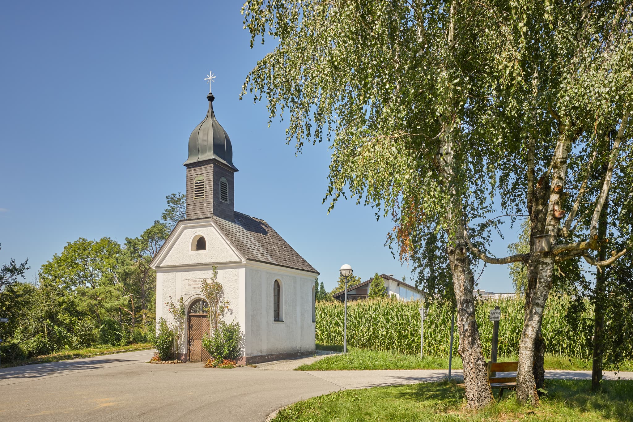 Kapelle in St. Radegund, Oberösterreich, im ländlichen Innviertel. Das Gotteshaus steht umgeben von Bäumen und Maisfeldern im Bezirk Braunau am Inn, Österreich.