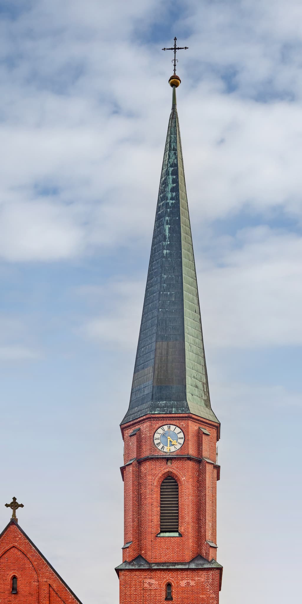 Der markante Kirchturm der Kirche St. Stephanus am Hörniweg in Schönau, Landkreis Rottal-Inn, Niederbayern, Deutschland. Ein typisches Bauwerk im Holzland.