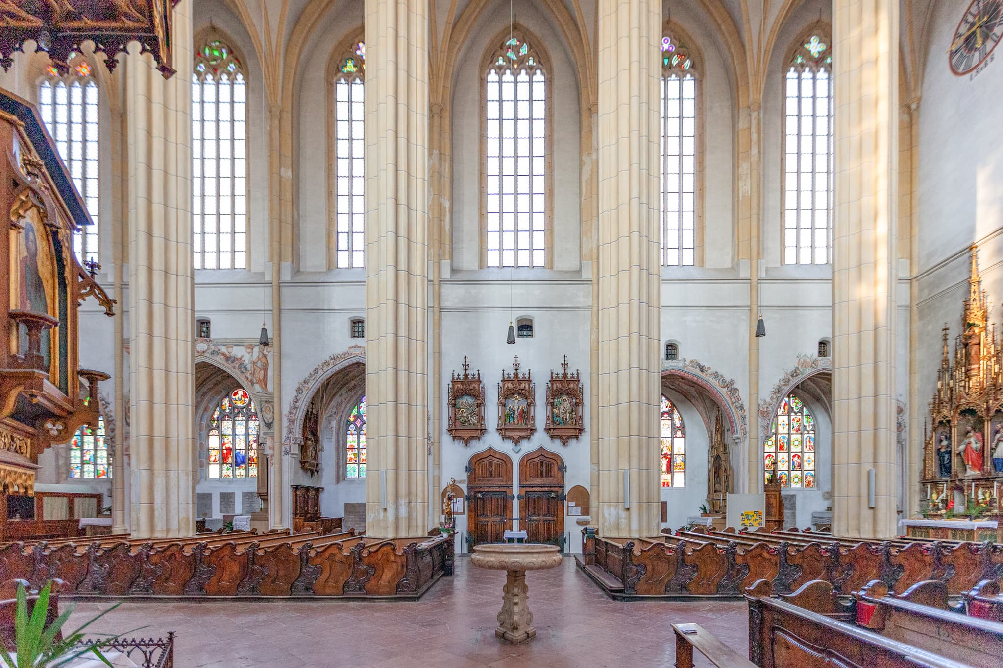 Innenansicht der Pfarrkirche St. Nikolaus in Neuötting, Dom des Inntals im Landkreis Altötting, Oberbayern. Sie gehört zur Region Inn-Salzach in Deutschland.