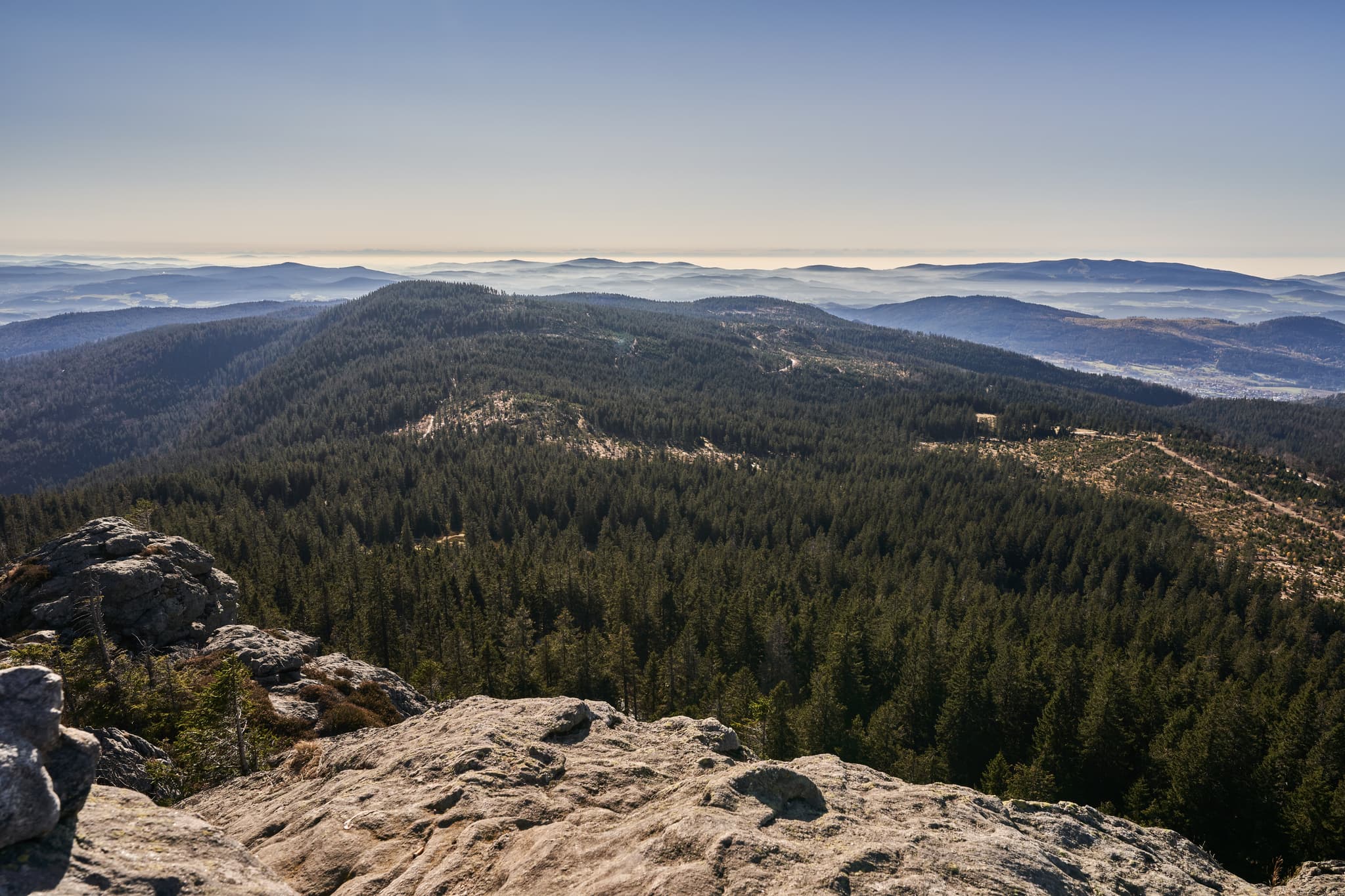Panoramaansicht vom Großen Arber, dem höchsten Berg des Bayerischen Waldes. Die weiten Waldflächen um Bodenmais im Landkreis Regen, Niederbayern, Deutschland.