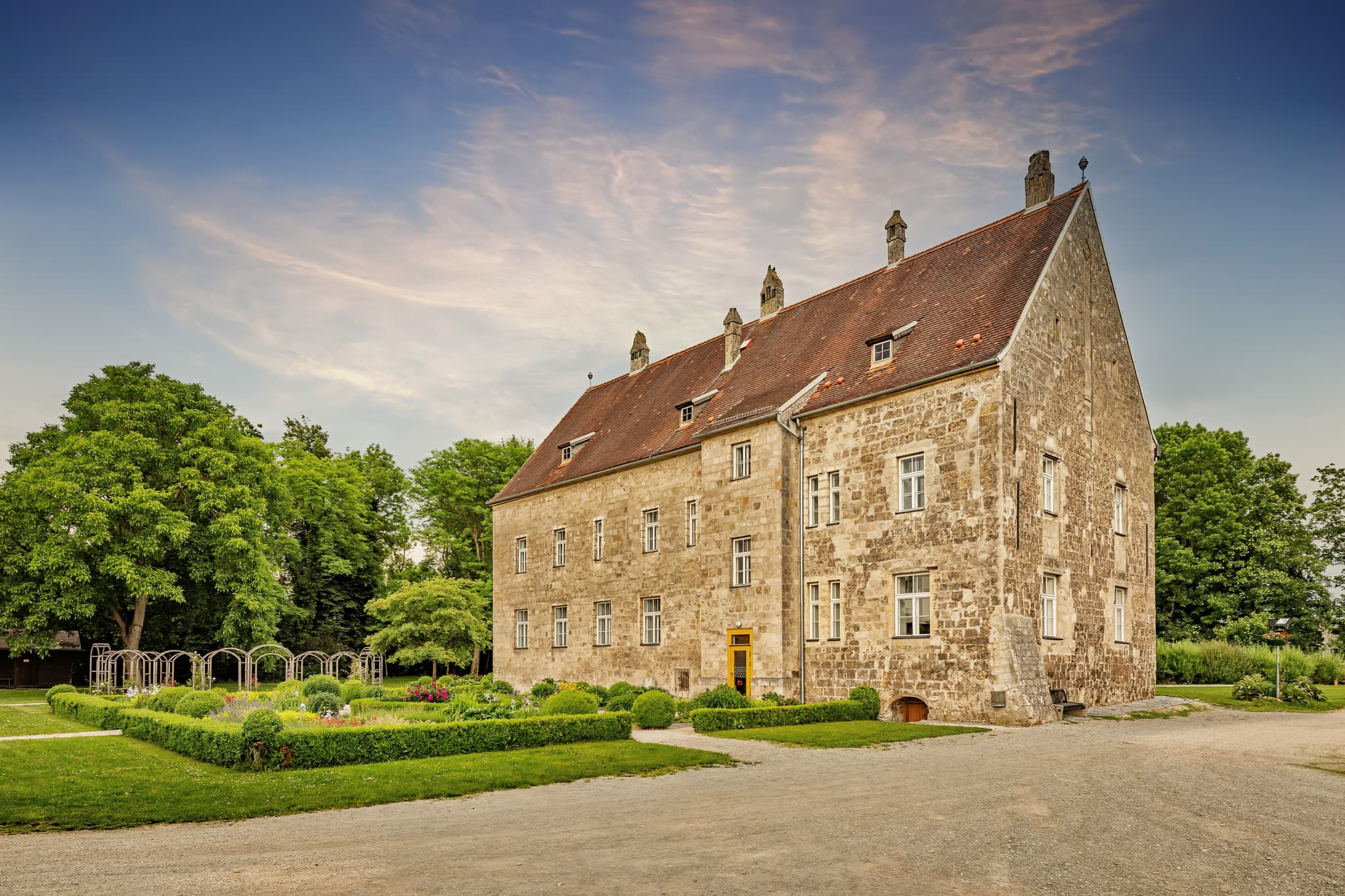 Burg Obernberg und Adlerwarte mit Garten, Bezirk Ried, Oberösterreich, Österreich. Prächtiges Baudenkmal.