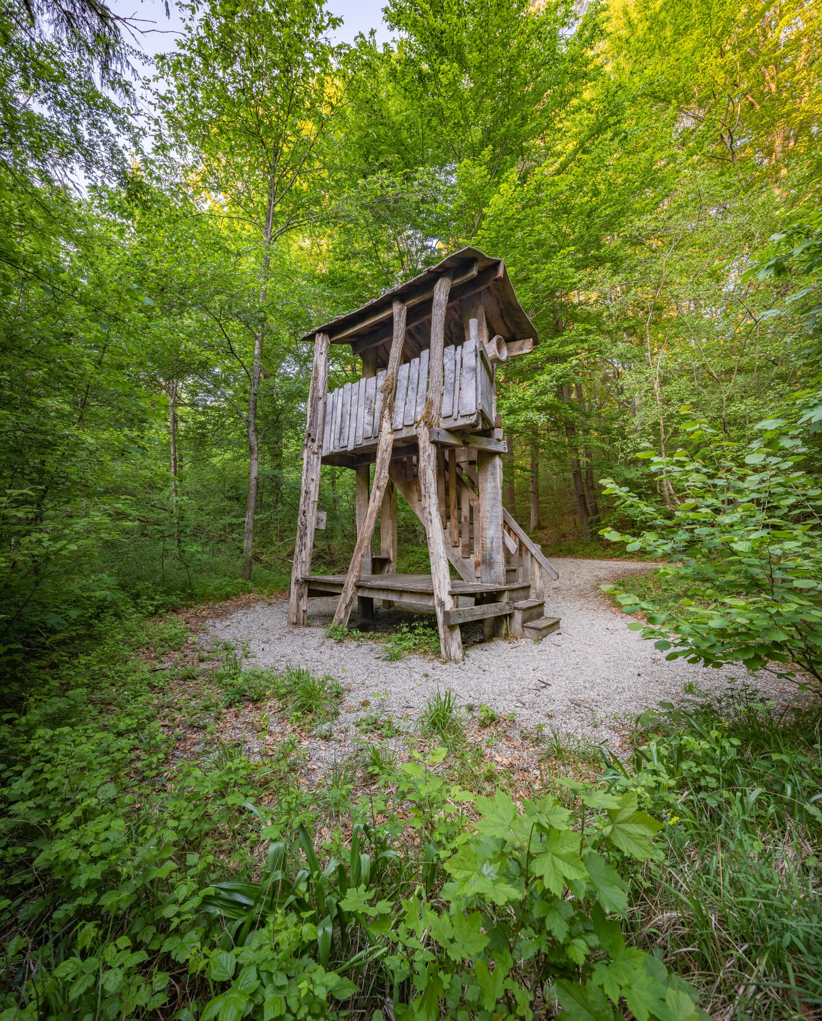 Hölzerner Hochstand auf dem Klosterau Walderlebnispfad Alz Au, nahe Mehring im Landkreis Altötting, Oberbayern, Region Inn-Salzach, Deutschland. Natur pur.
