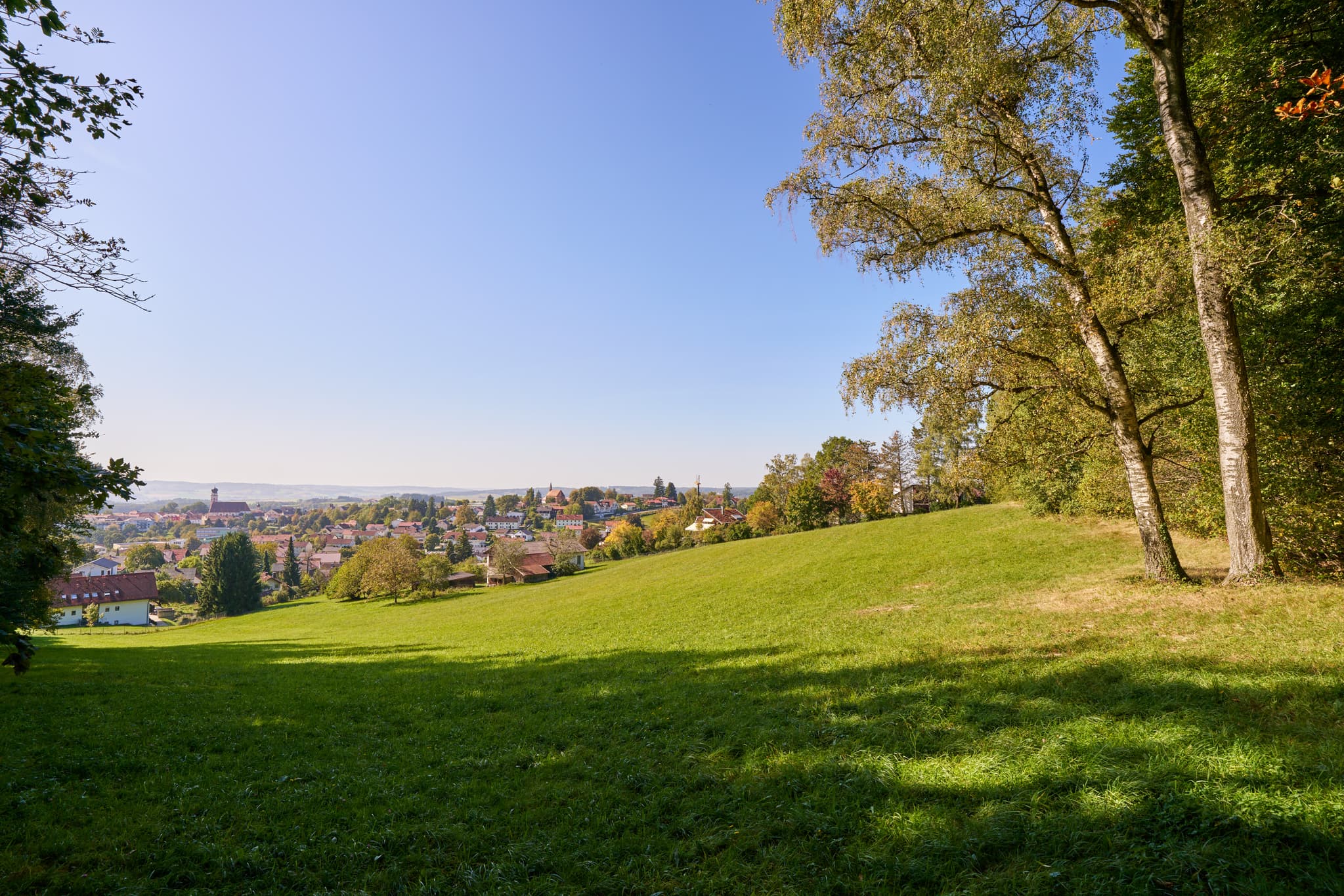 Landschaftsansicht von Bad Griesbach, Stadt im Landkreis Passau, Niederbayern, Bayern, Deutschland. Die Region liegt im Bayerischen Wald.