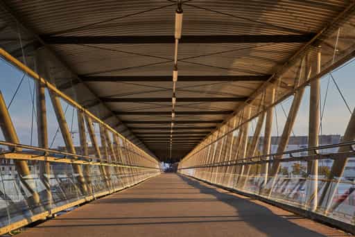 Fußgängerbrücke vom Parkhaus zum Bahnhof Mühldorf am Inn