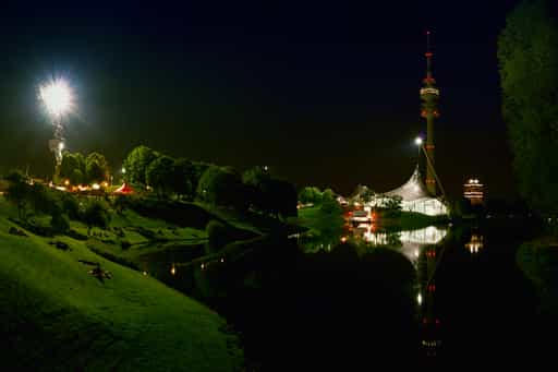Olympiasee Nachtaufnahme Olympiaturm, München, Oberbayern