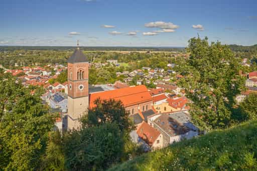 Schlossberg Aussicht auf Kirche, Mühldorf am Inn, Oberbayern