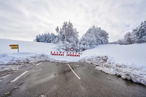 Sperruung wegen Schneebruch im Winter, Bruckberg, Altötting