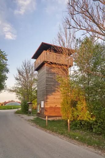 Aussichtsturm, Vogelturm vom Parkplatz Ering am Inn