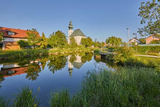 Kirche St. Vitus mit Spiegelung im Dorfweiher, Kirchweidach