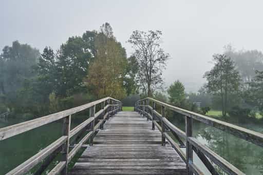 Brücke über Badesee Marktl, Morgennebel im Herbst, Wandern
