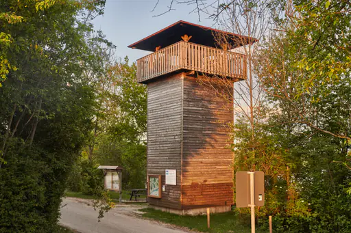 Aussichtsturm, Vogelturm vom Parkplatz Ering am Inn