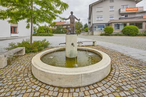 Dorfbrunnen Kirchweidach, Brunnen vor dem Rathaus