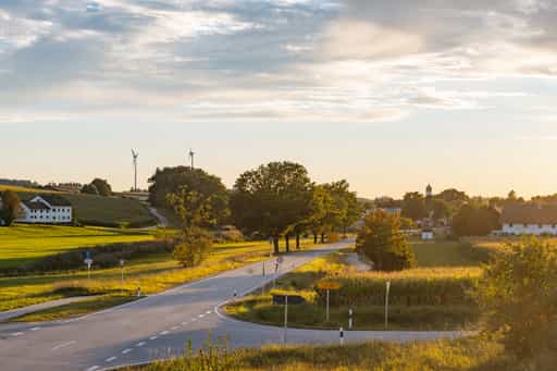 Ortsansicht mit Windpark, Dirnaich, Gangkofen, Rottal-Inn