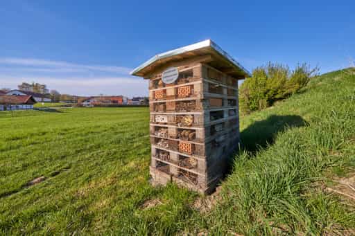 Insektenhotel am Kreuzweg, Erlbach, Altötting, Oberbayern