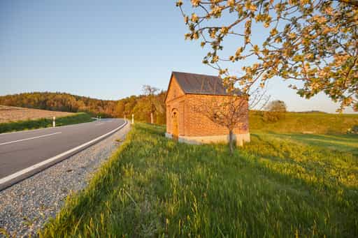 Kapelle an der Tanner Straße nach Schildthurn, Niederbayern.