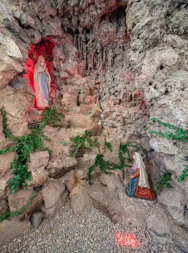 Grotte mit Marienstatue, Rottal-Inn, Niederbayern