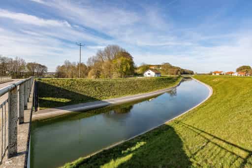 Idyllischer Alzkanal bei Eschlberg, Altötting, Oberbayern