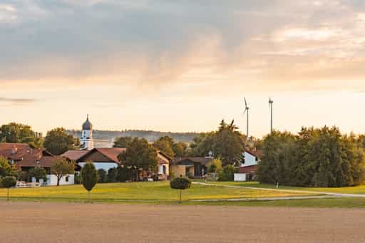 Ortsansicht mit Windpark, Dirnaich, Rottal-Inn, Niederbayern