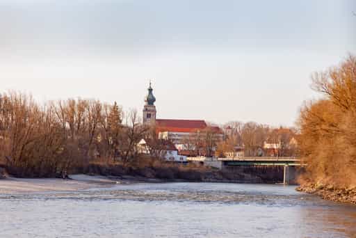 Innbrücke vom Sauloch mit Kirche, Landschaft, Mühldorf
