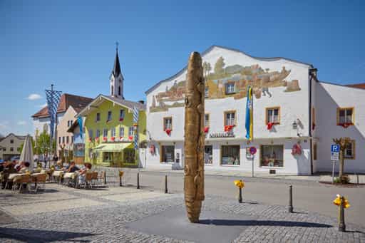 Papstsäule am Dorfplatz, Marktl am Inn, Papst Benedikt Haus