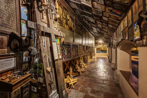 Kreuze und Votivtafeln im Umgang der Gnadenkapelle Altötting