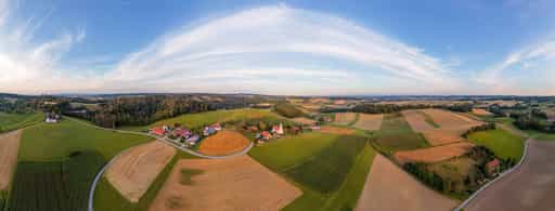 Panorama der Landschaft um die Wallfahrtskirche St. Wolfgang