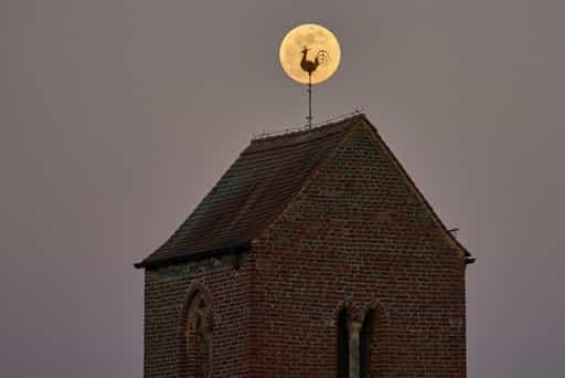 Wetterhahn vor Vollmond auf dem Kirchturm in Gehersdorf
