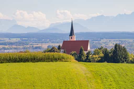 Alpenblick mit Pfarrkirche St. Georg und Urban, Hinterndobl